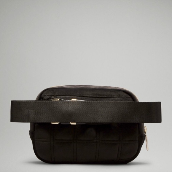 Lululemon Everywhere Belt Bag Quilted Velour Black & Gold Velvet Crossbody Nwt - Picture 4 of 6